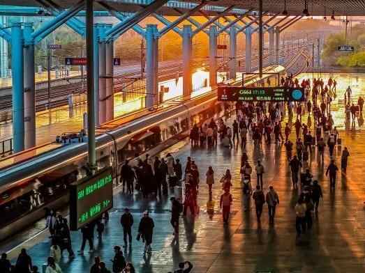 河南洛阳:邂逅霞光里的高铁站台