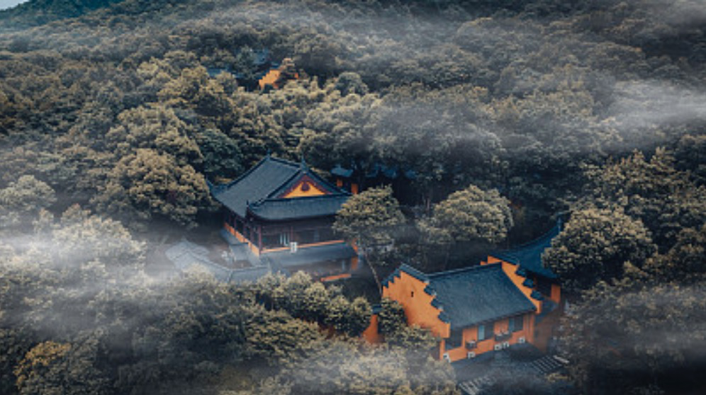 杭州灵隐寺免费入场！首日游客人数增加70%。景