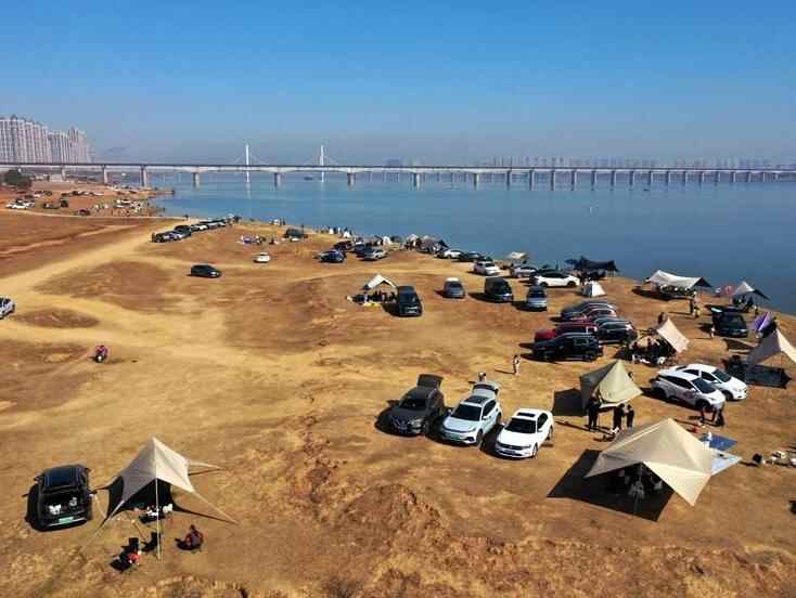 冬日露营正当时 市民驾车乐享自然