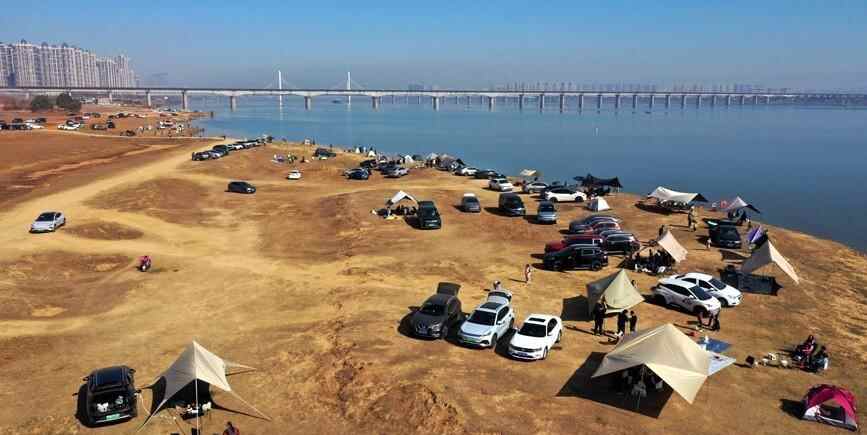  冬日露营正当时 市民驾车乐享自然