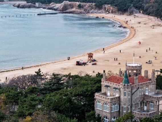  山东青岛：红瓦彩叶碧海勾勒城市初冬画卷