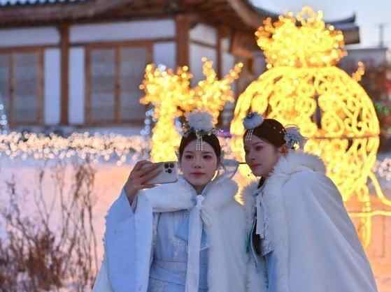  延吉民俗园旅拍火热 冰雪难挡游客热情