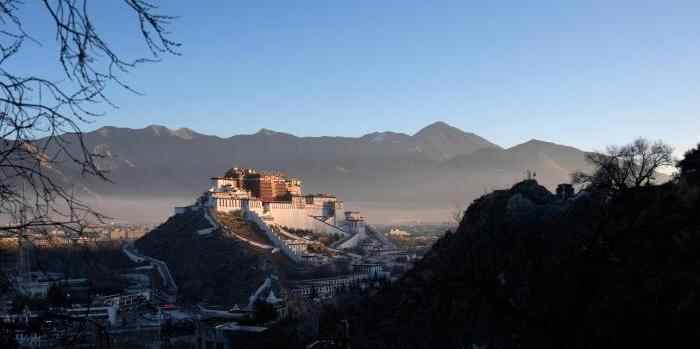  初冬拉萨布达拉宫景色秀丽
