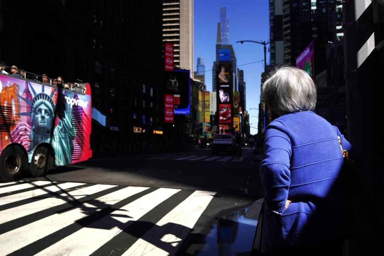 调查：近30%的美国人承认在