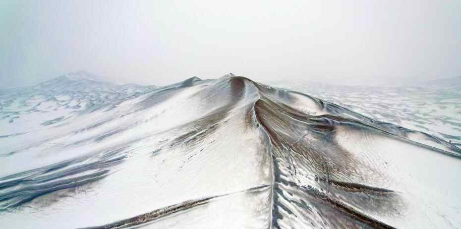 新疆库木塔格沙漠迎今冬首场降雪