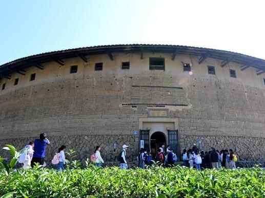 福建华安大地土楼群引游人
