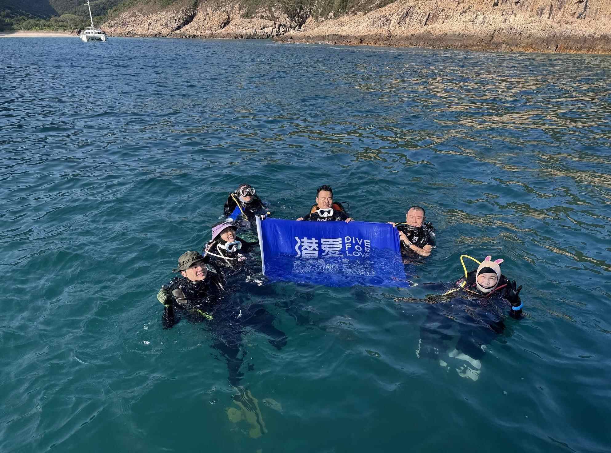 深圳版“海底总动员”：一群潜水员在大鹏湾当“海底医生”