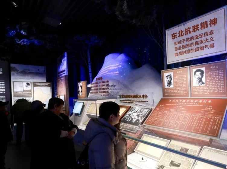 民众参观中国人民抗日战争纪念雕塑园