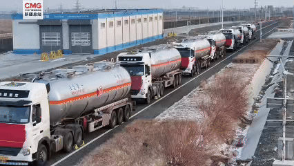 新疆阿拉山口：中国第一批航空煤油出口中亚