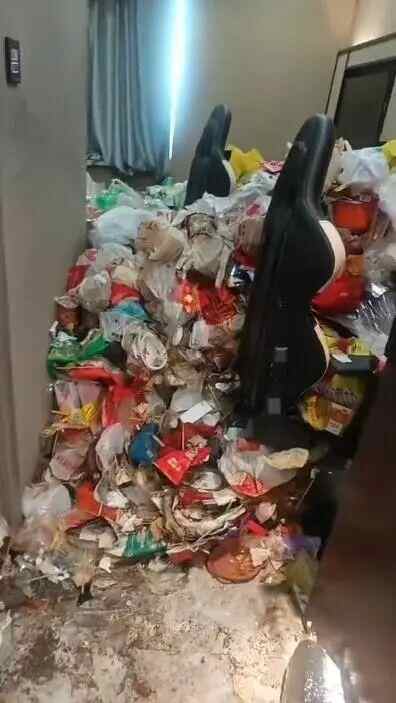 男子从电竞酒店退房后画面“不堪入目”，垃圾堆积如山超1米高！酒店：顾客入住超两年，花了3天才清扫完-上淘有品虚拟资源下载