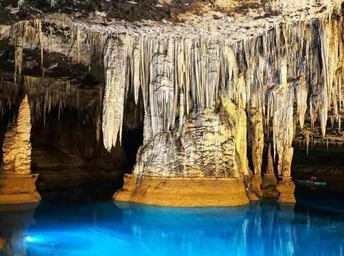  湖北恩施现奇幻洞穴 游客仿佛步入异星秘境