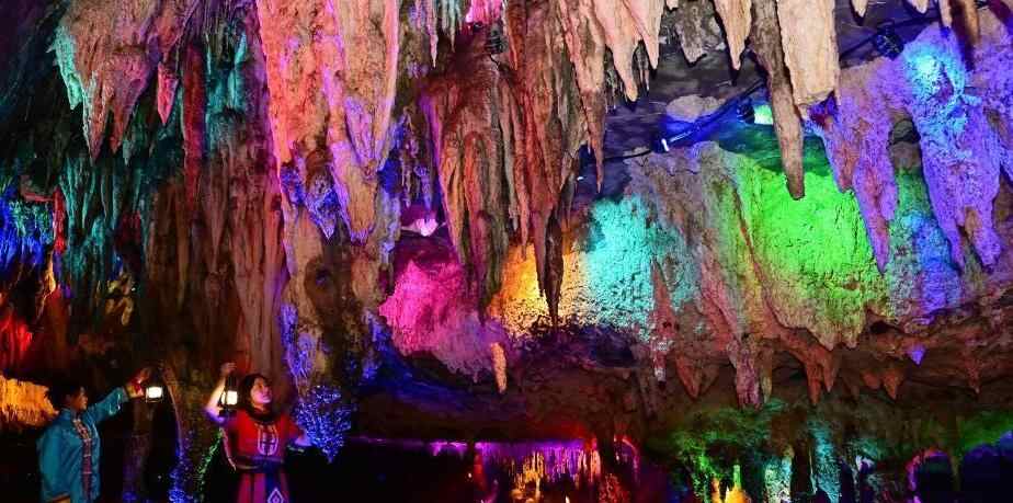  湖北恩施现奇幻洞穴 游客仿佛步入异星秘境