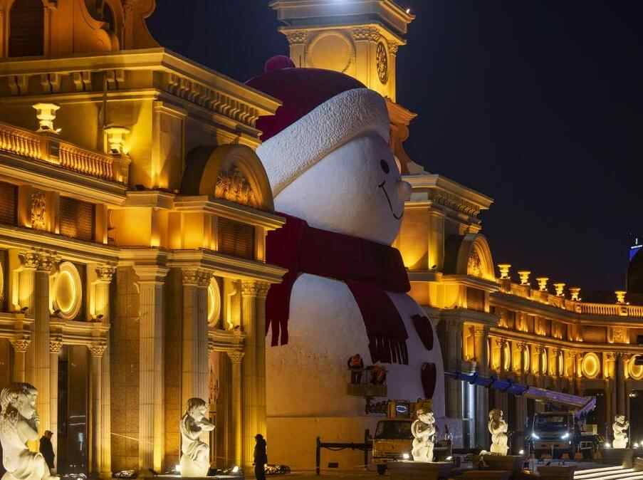  “冰城”大雪人亮相