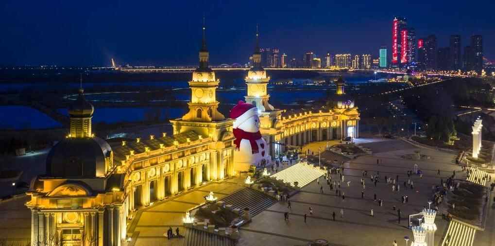  “冰城”大雪人亮相