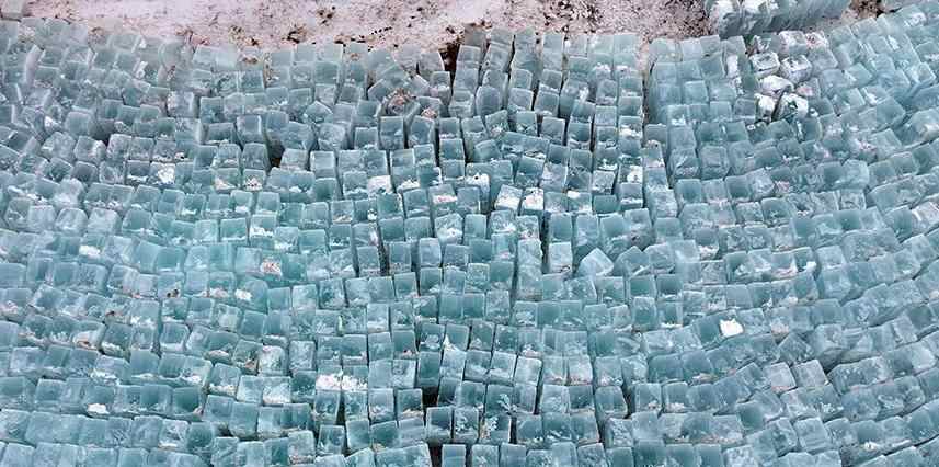  新疆巴里坤：冬湖取冰