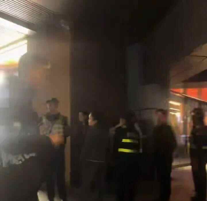 一名男子试图抢劫购物中心的一家金店。他经过