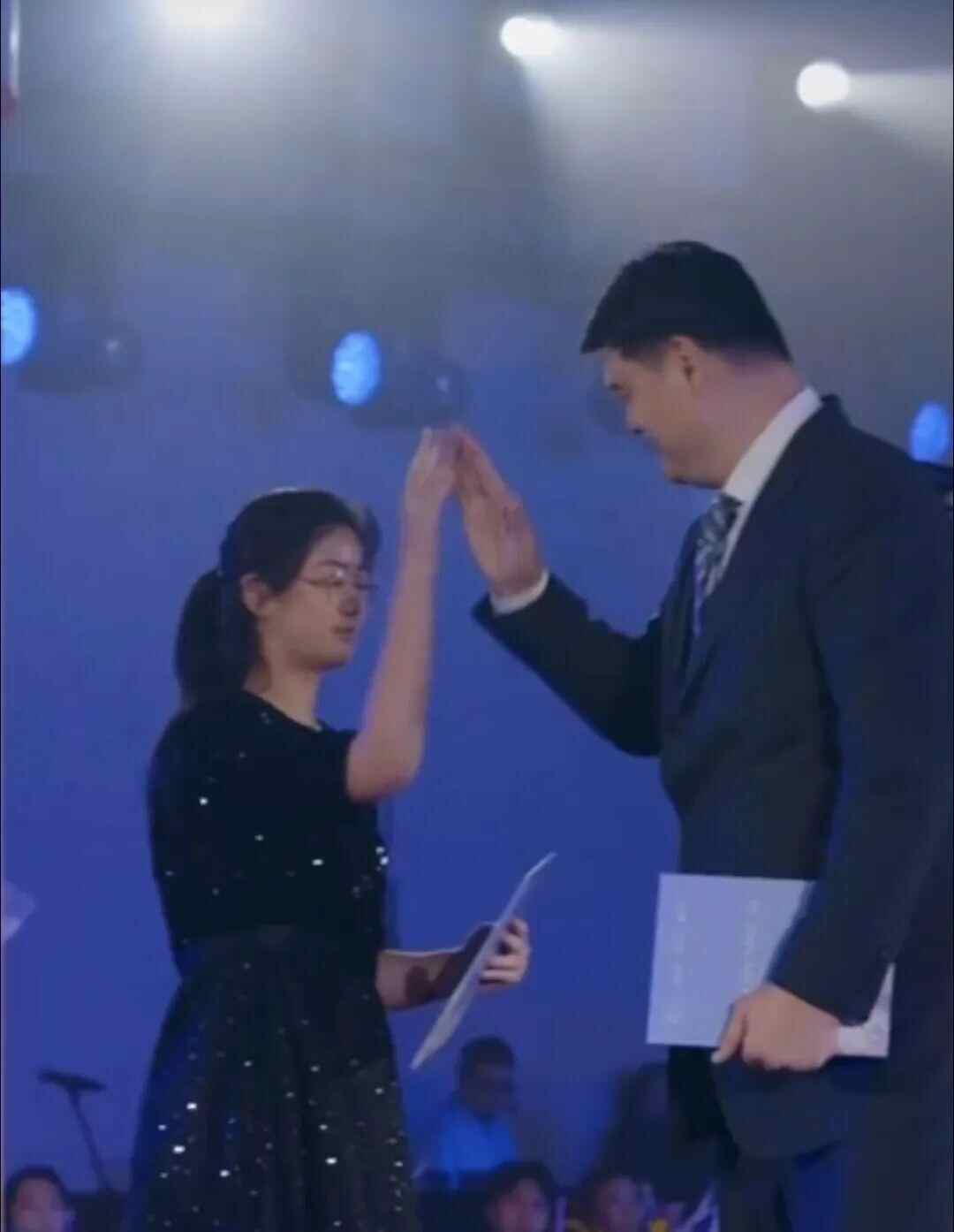 姚明带着15岁的女儿姚沁蕾现身。女儿身高1.9米，