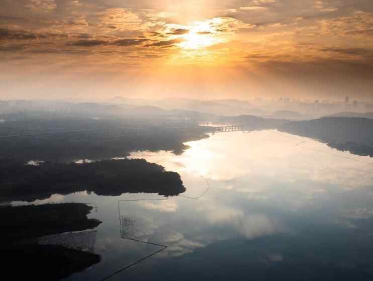  日出日落画江城 杳杳长空敛云烟