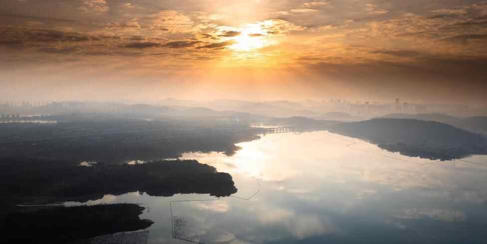  日出日落画江城 杳杳长空敛云烟