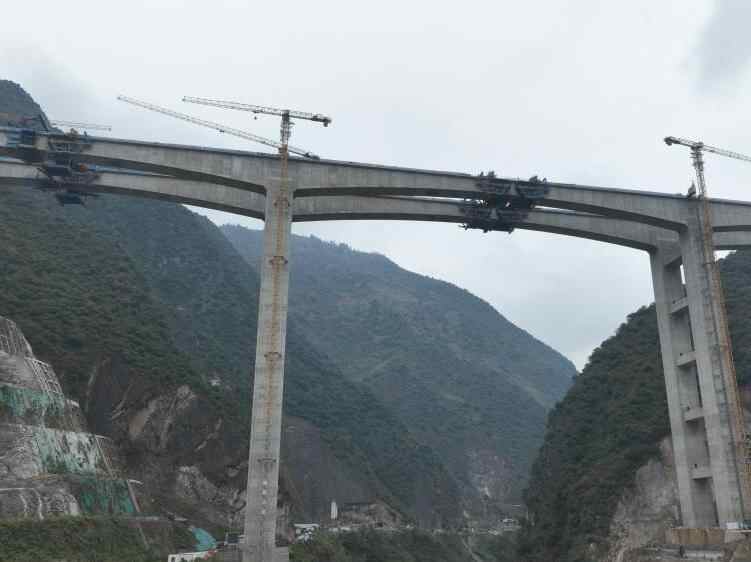  渝昆高铁洛泽河特大桥合龙