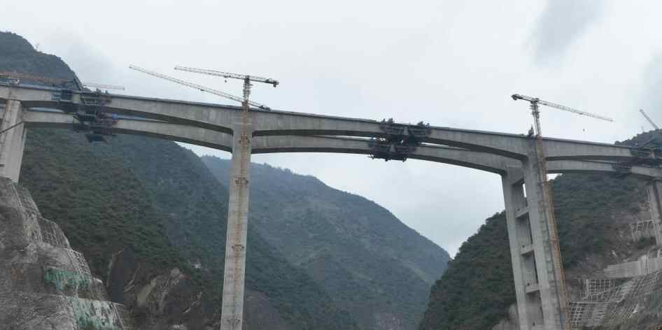  渝昆高铁洛泽河特大桥合龙