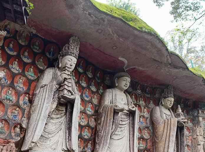  重庆：大足石刻游人如织