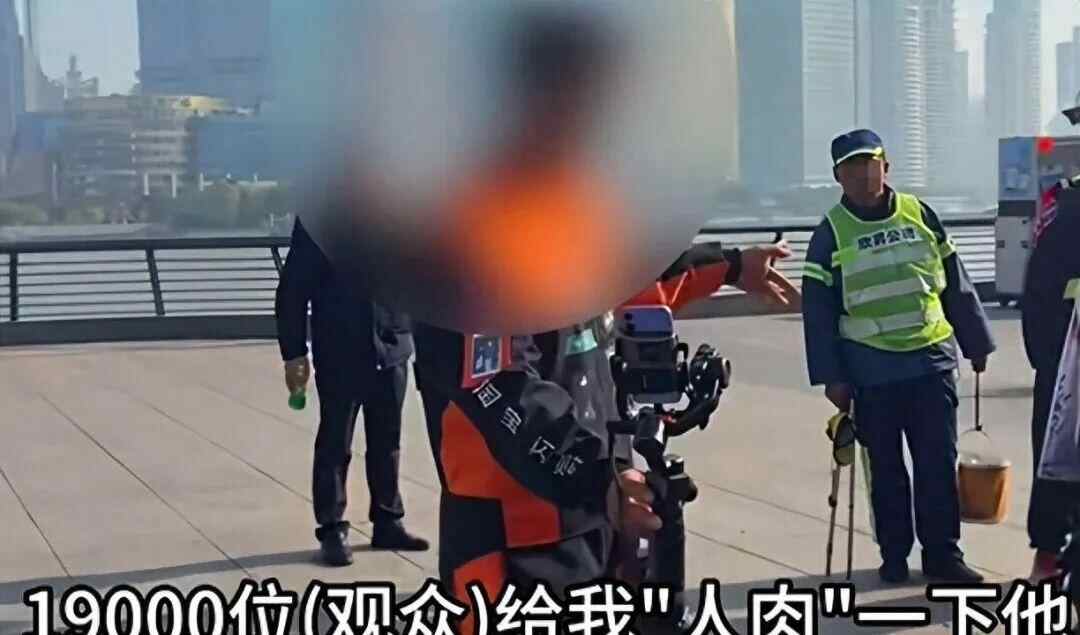 一名网红在直播时穿着骑行服被驱逐。他告诉1