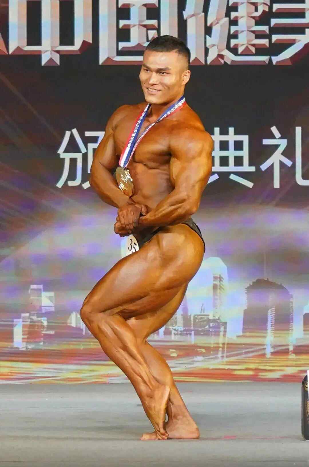 30岁健美冠军王坤突然去世！他在CBBA比赛中连续