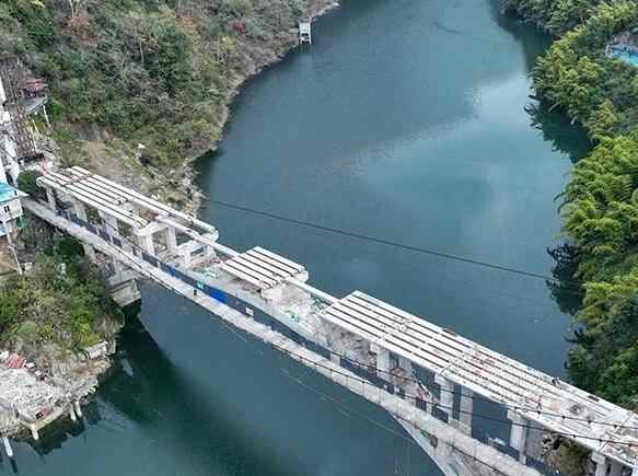  重庆：阿蓬江“渡改桥”