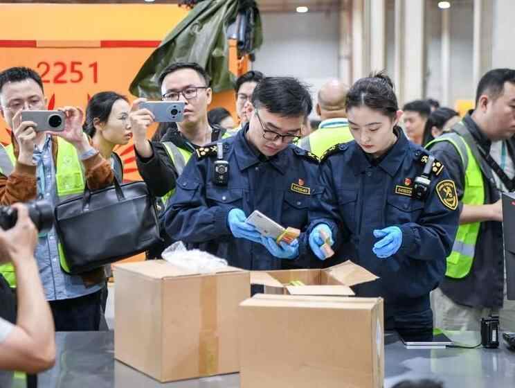  海南封关运作首日 海口美兰机场迎来第一批加工增值免关税货物出岛