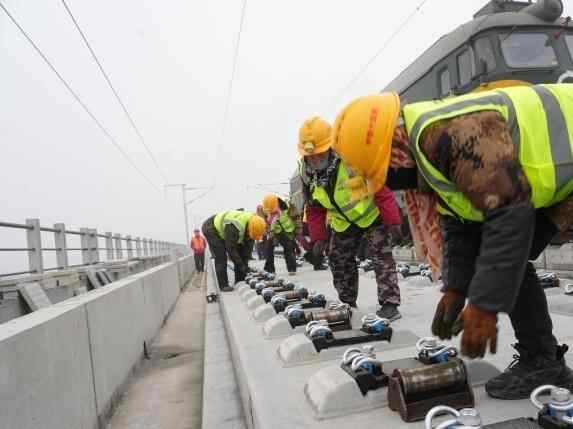  京港高铁雄商段正线铺轨完成