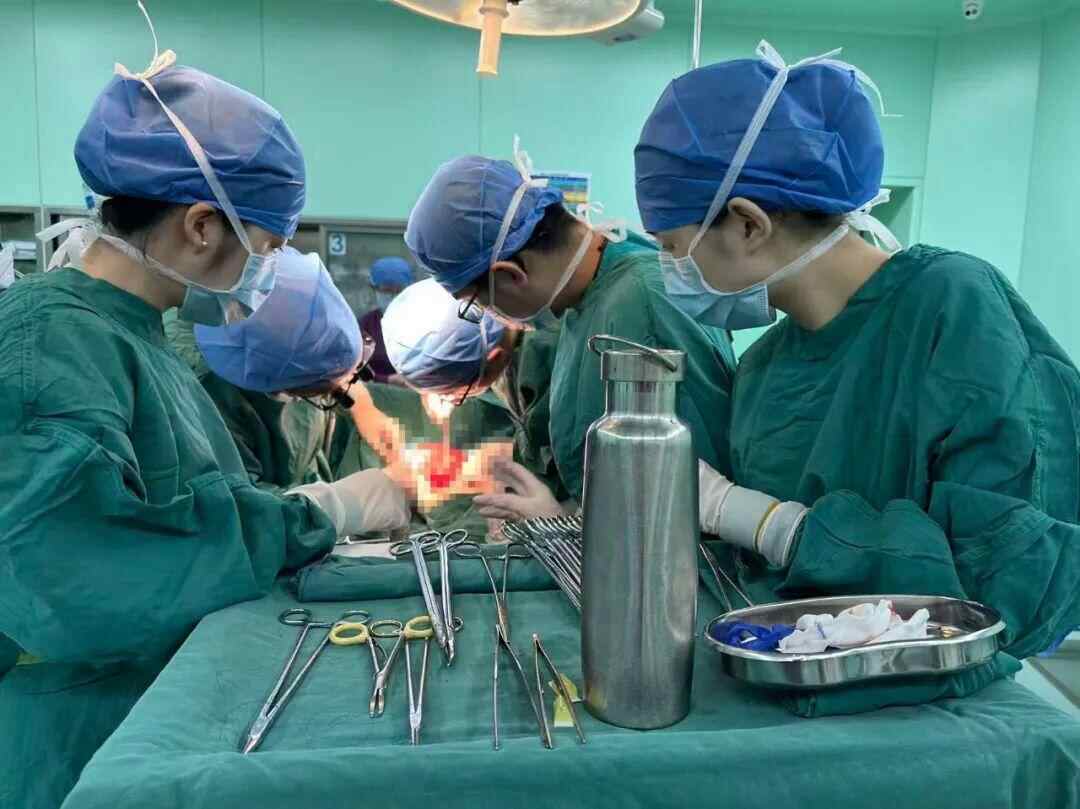 孙子在肚子上跳了好几次，爷爷的静脉都被割断