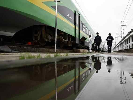  重庆：动车“体检”保障元旦节旅客安全出行