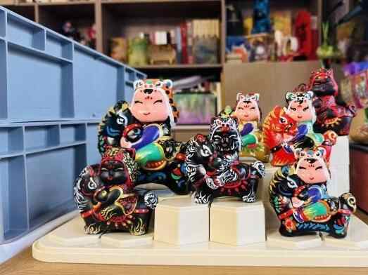  西安民俗艺人巧手捏出新春元素