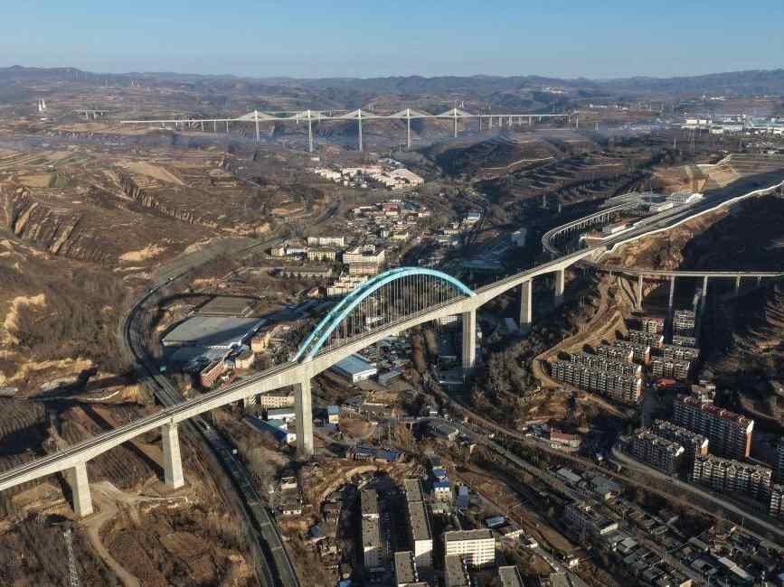 航拍看西延高铁全线最大跨度桥梁