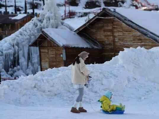  四川阿坝约3700米海拔滑雪场吸引游人