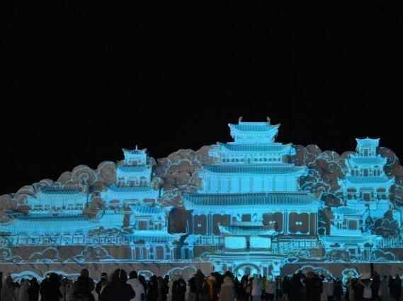  吉林长白山点亮雪雕版“云顶天宫”