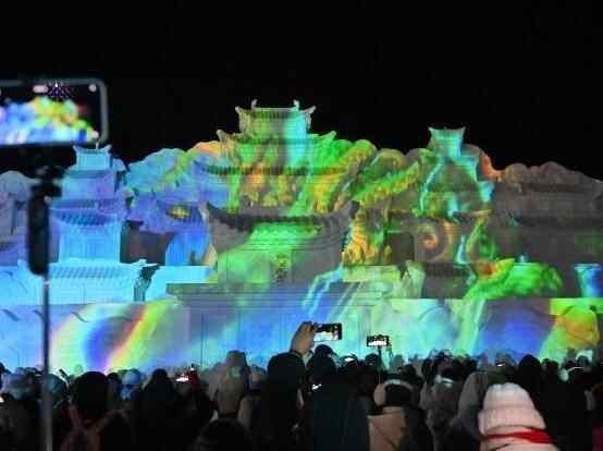  吉林长白山点亮雪雕版“云顶天宫”