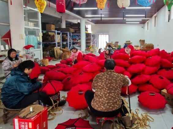  “中国宫灯第一村”屯头村：赶制灯笼迎元旦