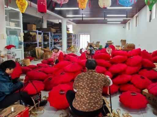  “中国宫灯第一村”屯头村：赶制灯笼迎元旦