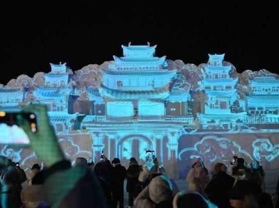 吉林长白山点亮雪雕版“云顶天宫”