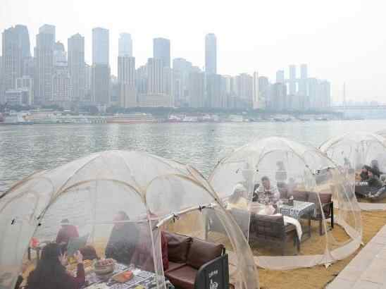  重庆：民众长江畔“围炉煮茶”乐享冬日时光