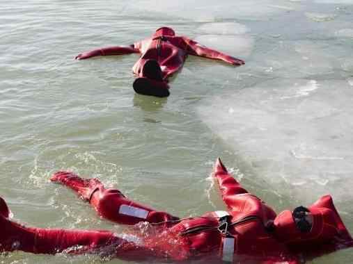  宁夏银川：冰浮项目解锁冬日乐趣