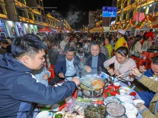  海南文昌：百桌千人共品糟粕醋火锅