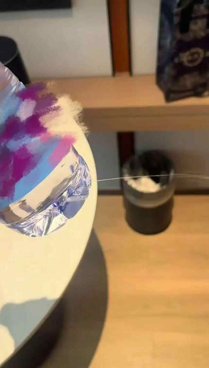 酒店的瓶装水有针孔吗？网友：我喝水之