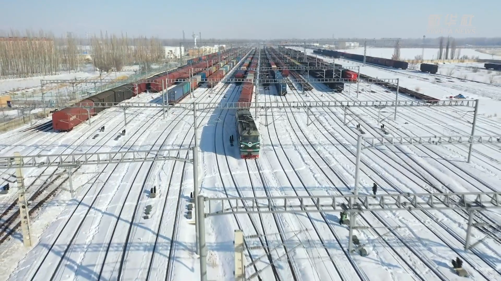 今年前11个月，霍尔果斯口岸货物进出口量持续增长，出口车辆39.6万辆，同比增