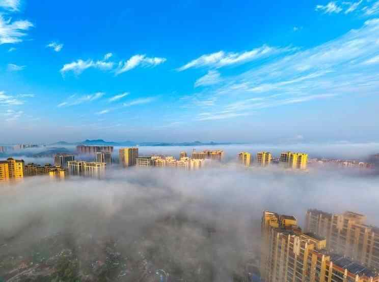  广西梧州城区上空现梦幻云雾