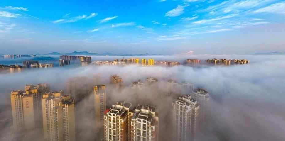  广西梧州城区上空现梦幻云雾