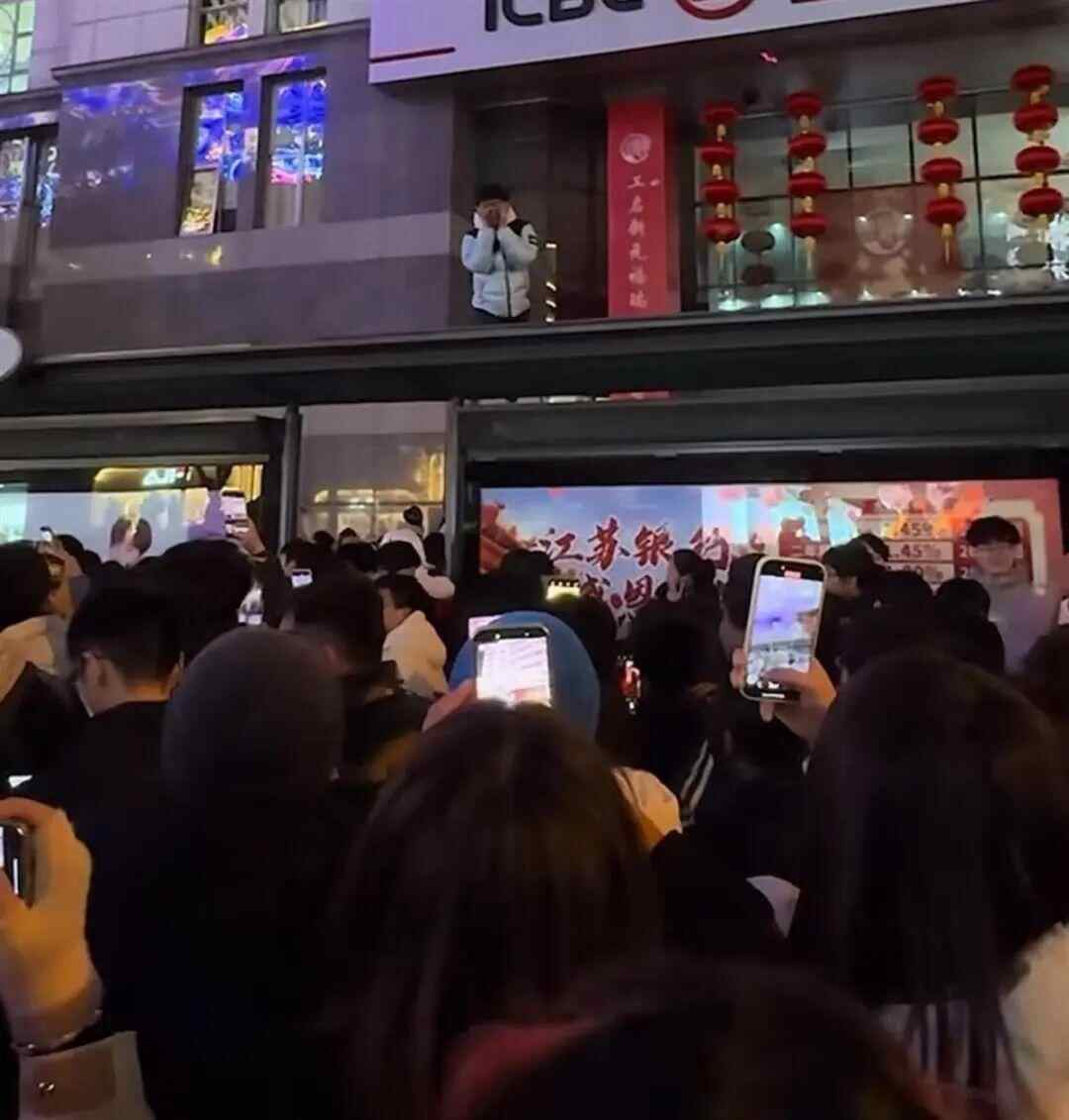 无锡一男子跨年夜爬上公交站台遭围观成“风景”！当事人致歉：当时是为了寻找最佳拍摄视角，希望大家以我为戒，安全出行