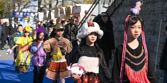  萌娃昆明街头走秀迎新年